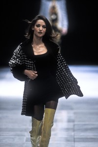 522570936_Versace1991WomenRTW45.thumb.jpg.0a029270c028835ee22fb97c4fe97aa0.jpg