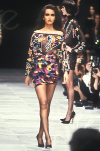 542145096_Versace1989WomenRTW27.thumb.jpg.7e590f456e29490b367d0c6dfba5029c.jpg