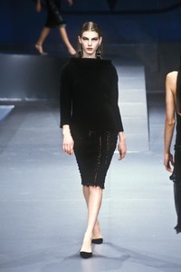 548417322_Valentino1998WomenRTW129.thumb.jpg.1d5f02706de74fcd999e8668bbf3b609.jpg