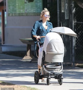 5489934-6324989-Staying_shaded_Hudson_protected_her_baby_girl_beneath_a_grey_lit-a-34_1540708989920.jpg