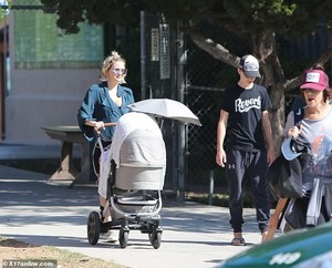 5489976-6324989-Beaming_The_39_year_old_looked_rested_and_relaxed_for_the_family-a-42_1540708990196.jpg