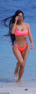 5585278-6334943-In_the_pink_Kim_also_did_a_photoshoot_in_a_bright_neon_bikini-a-9_1540996759879.jpg