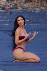 5587734-6334943-Kim_Kardashian_is_a_living_doll_as_she_shows_off_the_results_of_-a-7_1540996759737.jpg