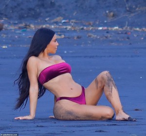 5587744-6334943-Strike_a_pose_Stretching_backwards_in_her_bikini_she_showed_off_-a-1_1540996759728.jpg