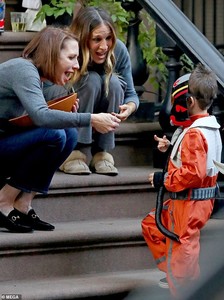 5633512-6339819-Festive_Sarah_Jessica_Parker_sat_outside_her_NYC_apartment_with_-a-49_1541033649370.jpg