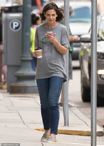 5634860-6339995-Walking_down_the_aisle_again_Katie_Holmes_sported_diamond_bling_-m-43_1541041392905.jpg