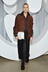 570320526_DreeHemingwayMiuMiuFrontRowParisFashion8_ne2y2oCc6x.thumb.jpg.59999f3f92fd8102ce3810c944013d76.jpg