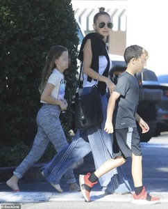 5737608-6350309-Recruiting_some_help_Nicole_Richie_took_daughter_Harlow_10_and_s-a-114_1541287664165.jpg