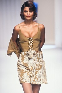 576620768_Valentino1995WomenRTW106.thumb.jpg.ab69a4148484067933bb91e4fc934113.jpg