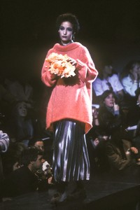 57800203_JeanPaulGaultier1985WomenRTW12.thumb.jpg.e0da3699a5a4ce79d9ea5d29fcba9466.jpg