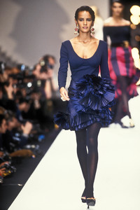 57939290_ChristianDior1993WomenRTW98.thumb.jpg.386e52d1e9fd360451be2f67cd3d927e.jpg