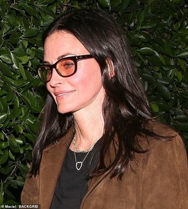 5893688-6364405-Girls_night_out_Courtney_Cox_was_spotted_grabbing_dinner_with_pa-m-67_1541620466378.jpg