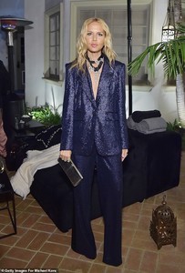 5916638-6366111-She_know_s_what_s_up_Designer_Rachel_Zoe_proved_she_knows_what_s-a-134_1541665542351.jpg