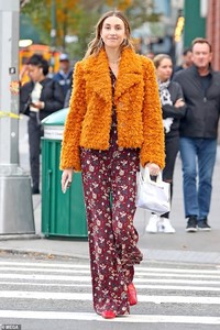 5937294-6368173-Fall_fashionista_Whitney_Port_was_dressed_to_match_the_season_wh-a-70_1541698024650.jpg