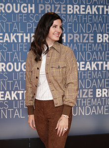 Lana+Del+Rey+2019+Breakthrough+Prize+Red+Carpet+gua_H84BiuIx.jpg