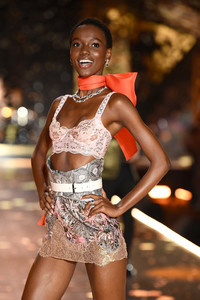 Herieth+Paul+2018+Victoria+Secret+Fashion+uTU5fv83yxxx.jpg