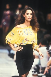 598927843_Versace1989WomenRTW5.thumb.jpg.18af2b75369110e0da5a18cd8579c247.jpg