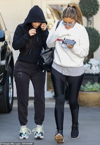 6002592-6373941-Connecting_Pal_Larsa_Pippen_who_recently_filed_for_divorce_from_-m-7_1541808490361.jpg