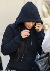 6002670-6373941-Incognito_Kim_tried_to_remain_under_the_radar_in_a_black_hoodie_-a-16_1541827674866.jpg