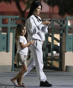 6010014-6374417-Beautiful_Despite_her_laid_back_look_the_39_year_old_sported_a_f-a-156_1541839389252.thumb.jpg.45987848c3e8b960242c22d2464301db.jpg