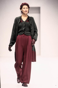 608464926_EmporioArmani1993WomenRTW202.thumb.jpg.406fe752c10f6245b475835320229491.jpg