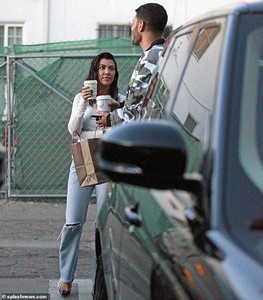 6138542-6385529-Fashionable_friends_The_39_year_old_reality_star_s_male_pal_had_-a-65_1542132433016.jpg