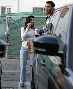 6138546-6385529-Pre_award_show_Kourtney_Kardashian_started_off_Sunday_morning_wi-m-2_1542130958859.jpg