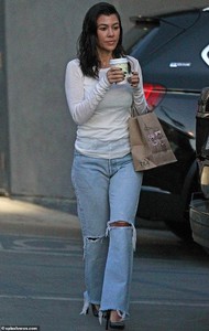 6138548-6385529-Close_shave_Kourtney_who_shares_her_children_Mason_eight_Penelop-a-22_1542135795440.jpg