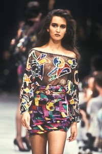 615045901_Versace1989WomenRTW28.thumb.jpg.384eea20a19b7776259c0458fcdf2d03.jpg