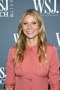 6160434-6387703-All_smiles_Paltrow_46_wore_an_elegant_long_sleeved_and_collared_-a-119_1542183560900.jpg