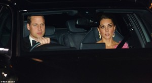 6190206-6390449-The_Duchess_of_Cambridge_rides_alongside_her_husband_Prince_Will-a-23_1542229639608.jpg