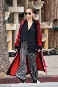 6405076-6408243-So_chic_Nicole_Richie_was_striking_when_she_was_glimpsed_hoofing-a-70_1542684752798.jpg