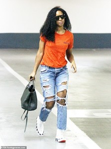 6453038-6412397-Eye_catching_ensemble_Kelly_Rowland_stepped_out_to_run_some_erra-m-20_1542762691473.jpg