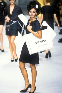 651762552_Chanel1996WomenRTW121.thumb.jpg.db43df6ab7d2fb907bd4364011ca99b3.jpg