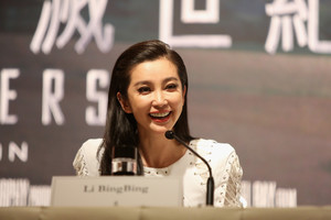 Li+Bingbing+Transformers+Age+Extinction+Photo+CPkLSoxp0Skx.jpg