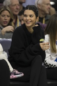 6582556-6423963-So_glamorous_All_eyes_were_on_Kendall_as_she_sat_in_the_front_ro-a-1_1543052252584.jpg