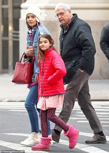 6619532-6427123-Family_time_Katie_Holmes_brought_her_12_year_old_daughter_Suri_t-a-8_1543168288764.jpg