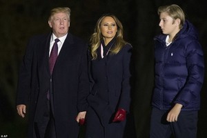 6632500-6428081-The_First_Family_spent_the_holiday_weekend_at_Mar_a_Lago_in_West-a-75_1543194719430.jpg