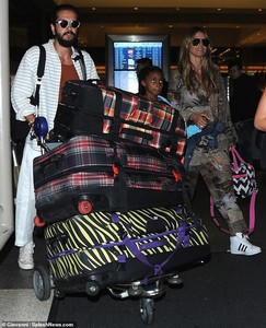 6636292-6428415-Returning_home_Heidi_Klum_boyfriend_Tom_Kaulitz_and_daughter_Lou-m-18_1543208912534.thumb.jpg.7db8388ede369e985b6562428296318b.jpg