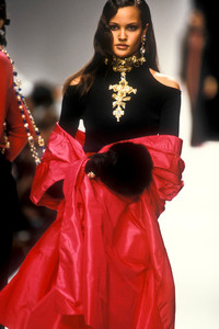 679544186_ChristianDior1993WomenRTW103.thumb.jpg.60995b2ea548dd6c86a41441f3c06b51.jpg