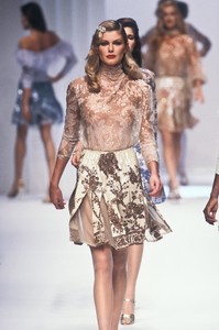 68091172_Valentino1995WomenRTW105.thumb.jpg.e467f26d0b20d851e025765b98df0737.jpg