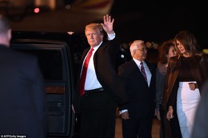 6821266-6444895-He_arrived_with_first_lady_Melania_Trump_looking_somber_after_hi-a-7_1543546148661.thumb.jpg.b880122d71f4b7d7c9e6feed3841520f.jpg