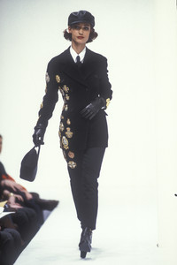 687869008_DolceGabbana1992WomenRTW137.thumb.jpg.e606075a1174ce6bb91e72cf8397a82b.jpg