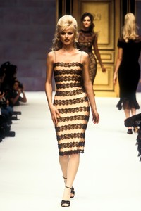 690714577_HerveLeger1996WomenRTW1.thumb.jpg.75be0e821b2baaba9aea080b7a28568f.jpg