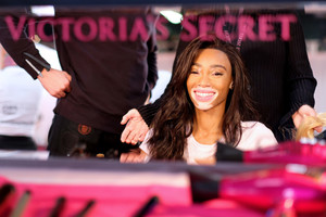 Winnie+Harlow+2018+Victoria+Secret+Fashion+DwOQooHsvoZx.jpg