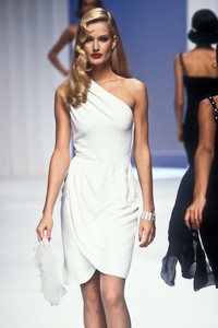 713488310_Valentino1995WomenRTW151.thumb.jpg.2da9056d7edb5f92f27d7701635039d3.jpg