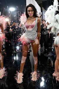 Winnie+Harlow+2018+Victoria+Secret+Fashion+sZdOTbH7FqPx.jpg