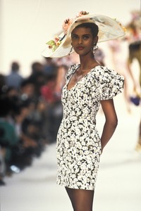 720713176_YvesSaintLaurent1992WomenRTW9.thumb.jpg.b63b0b16ccf2c848965922d2064c8956.jpg