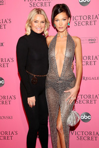 Yolanda+Hadid+2018+Victoria+Secret+Fashion+hsjxRHrmroQx.jpg