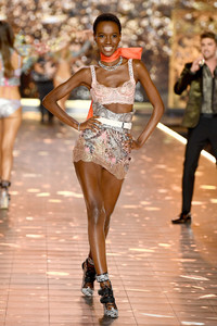 Herieth+Paul+2018+Victoria+Secret+Fashion+5Ii0ojgYqplx.jpg